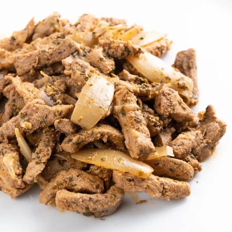 Aromatische Gyrospfanne mit zartem Fleisch und Zwiebeln