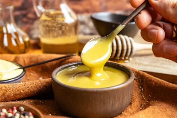 Aromatische Honig-Senf-Soße als vielseitige Begleitung