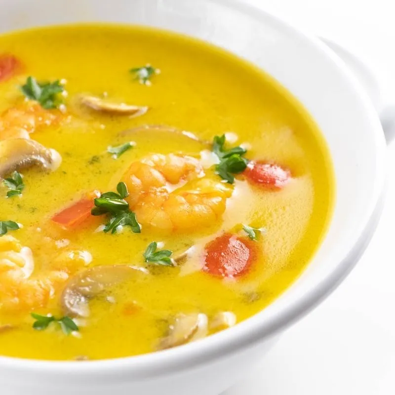 Aromatische Keto Garnelen-Curry Suppe mit cremiger Kokosmilch