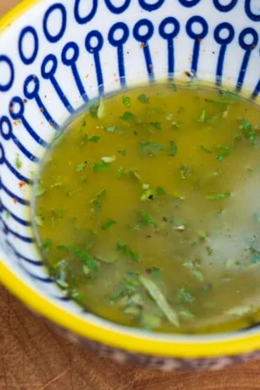 Aromatische Marinade aus Olivenöl, Limettensaft und Gewürzen in einer Schüssel, ideal für die Vorbereitung zum Süßkartoffel grillen.