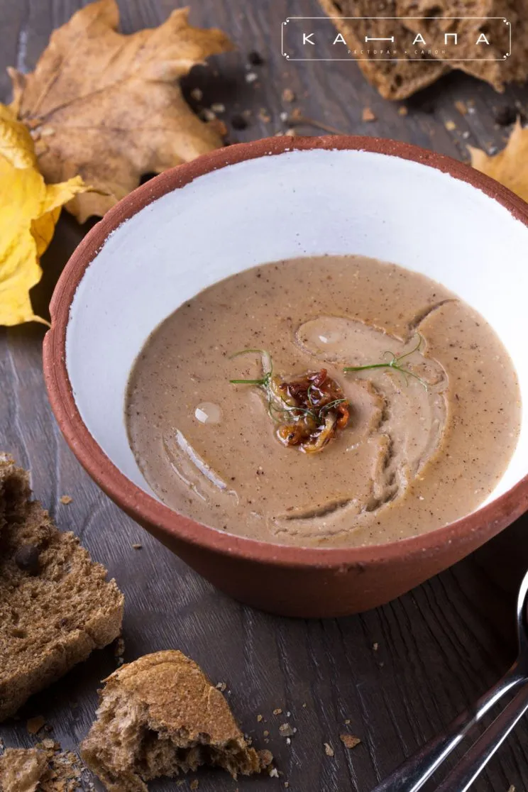 Aromatische Pilzbrühe, eine beliebte ukrainische Suppe, reich an Waldpilzen und Kräutern.