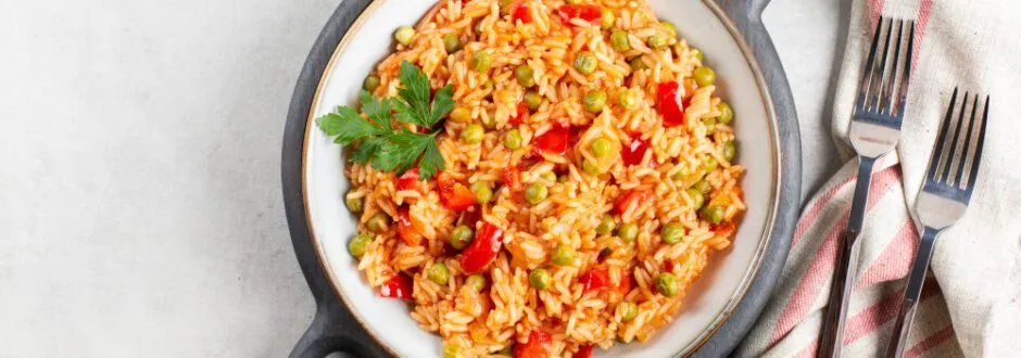 Aromatischer Djuveč-Reis mit Gemüse, eine vielseitige Beilage oder Hauptspeise aus der Pfanne