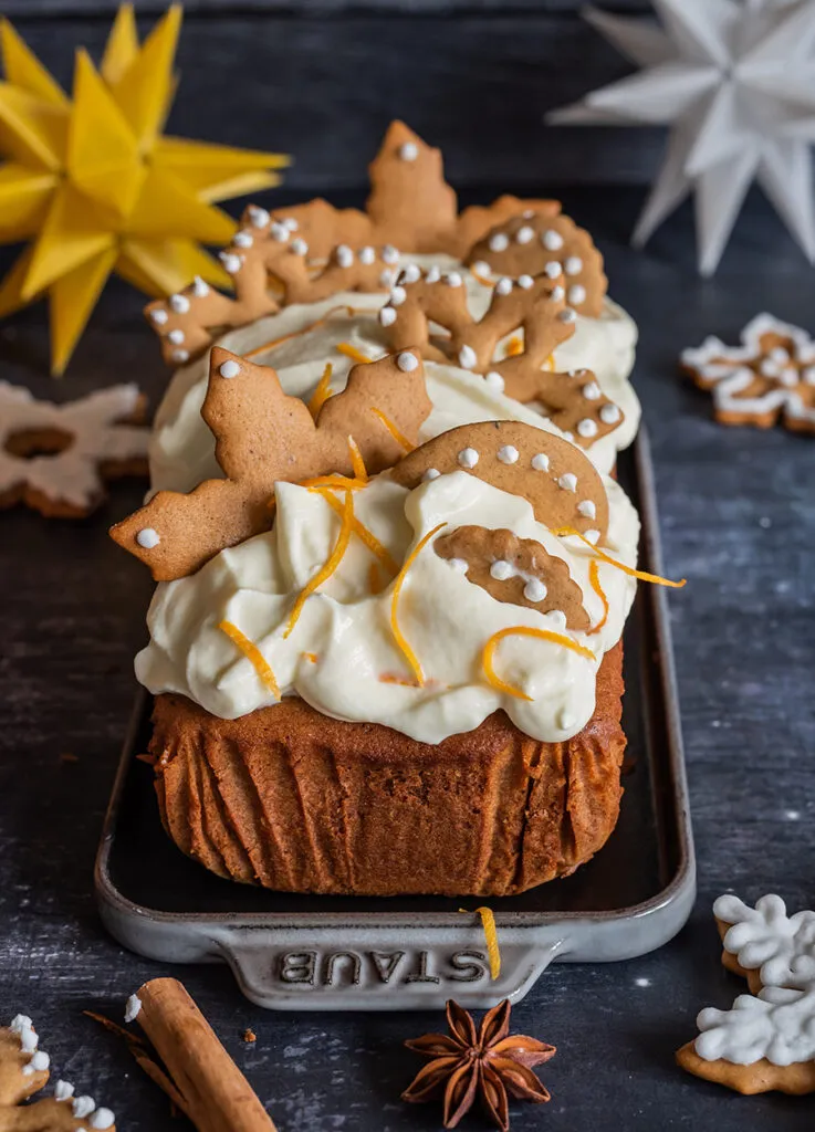 Aromatischer Lebkuchen-Gewürzkuchen mit cremiger Orangen-Frischkäse-Haube, ideal als moderner Geburtstagskuchen für 28 Jahre.