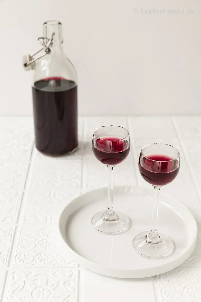 Aromatischer Traubenlikör mit Wodka in einer klaren Flasche, bereit zum Genießen oder Verschenken, mit dem Zusatz von Vanillemark