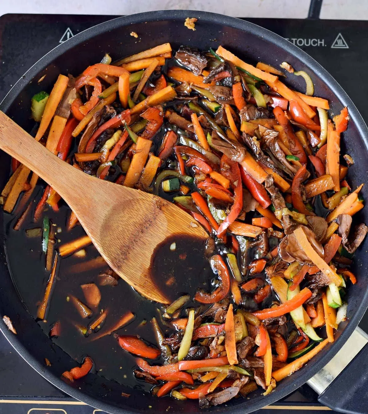 Aromatisches Gemüse gart in einer Pfanne mit würziger asiatischer Soße