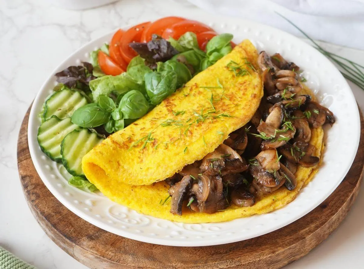 Aromatisches Omelette mit Pilzen