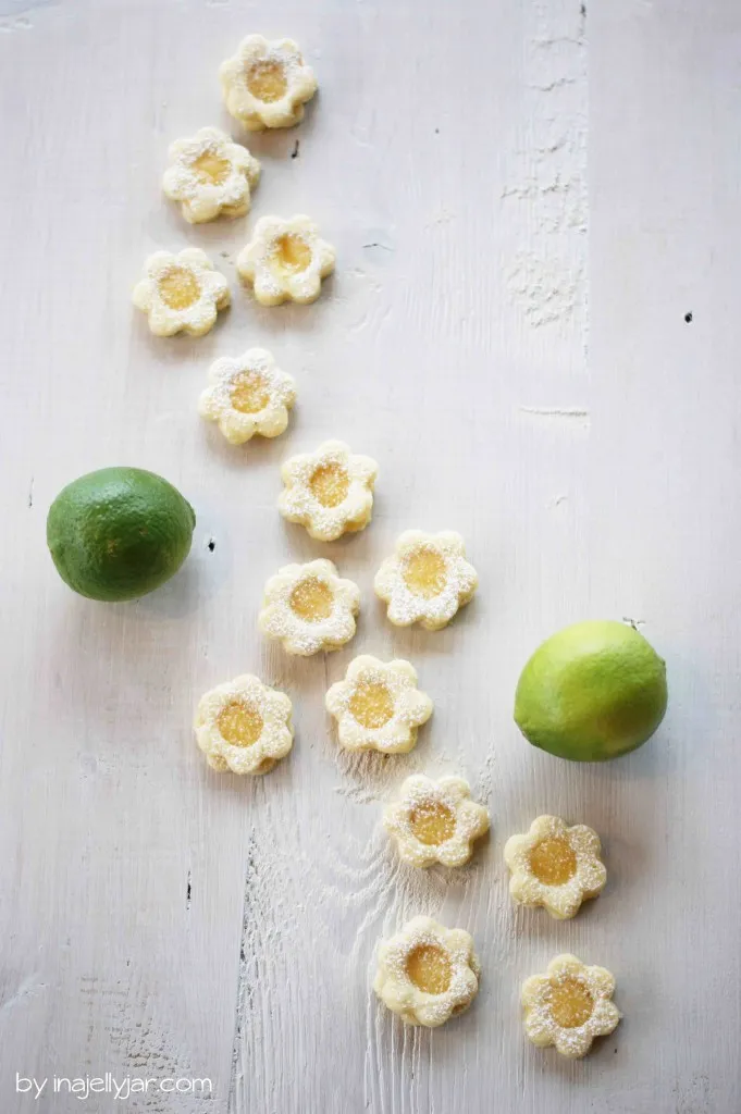 Arrangement von Lemon Curd Blümchen Keksen auf einem Teller