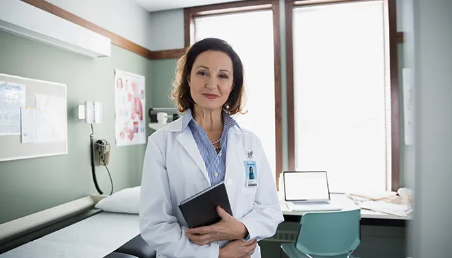 Ärztin im Gespräch mit Patientin über Fragen zu hohen Cholesterinwerten und Behandlungsmöglichkeiten