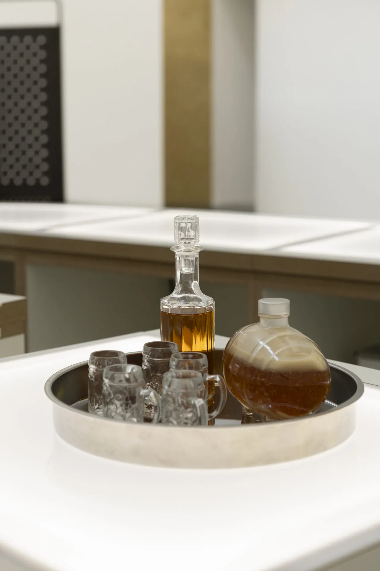 Asbach Uralt und selbstgemachter Likör aus Malzbonbons ergänzen die Kneipenatmosphäre von „Kulisse“ mit typischen Tresen-Getränken.