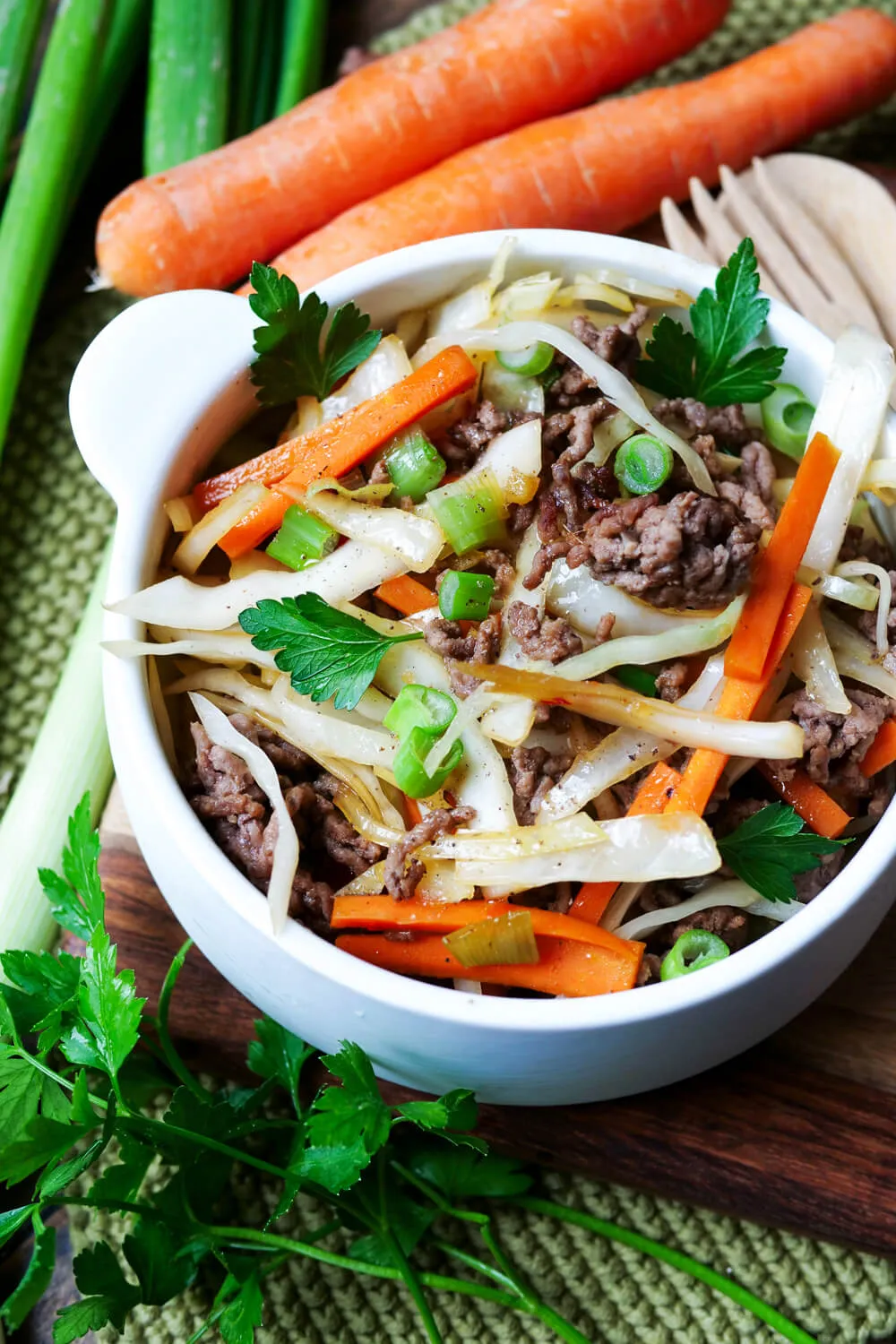 Asiatische Bowl mit Hackfleisch und frischem Gemüse