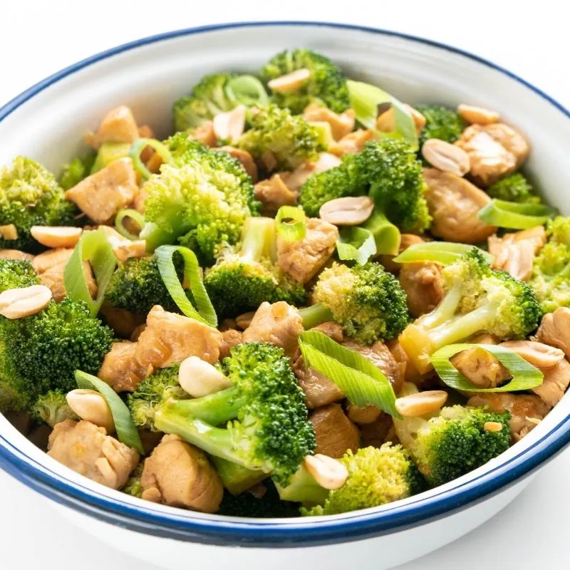 Asiatische Keto Brokkoli-Hähnchen-Pfanne ohne Kohlenhydrate zum schnellen Low Carb Abendessen Mobile Featured Image