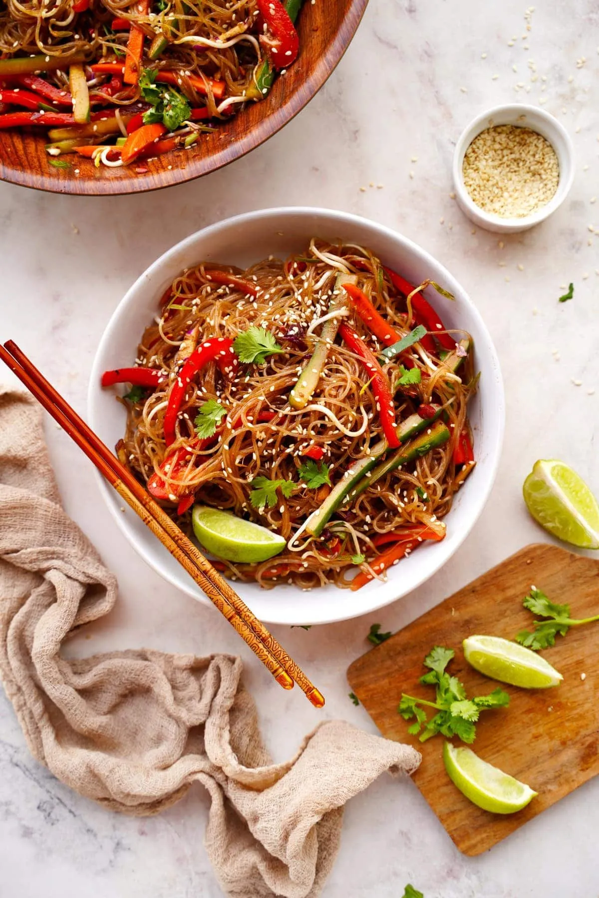 Asiatischer Glasnudelsalat (Yum Woon Sen) mit frischem Gemüse und Erdnüssen, ideal für ein schnelles veganes Mittagessen.