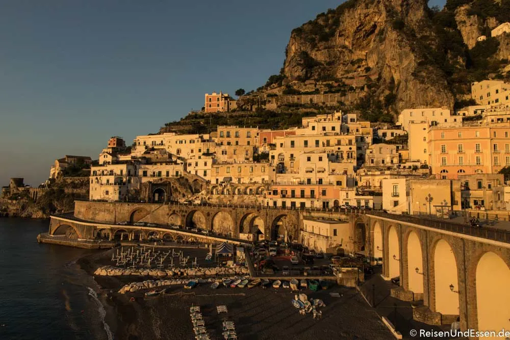 Atemberaubende Amalfiküste bei Atrani mit ihren bunten Häusern