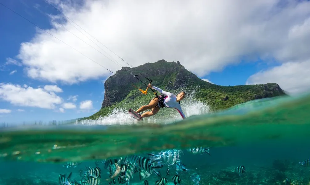 Atemberaubende Küstenlandschaft von Mauritius mit grünem Hinterland und blauem Meer