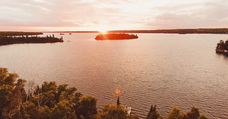 Atemberaubende Luftaufnahme der unberührten Seenlandschaft Manitobas, Kanada, im Spätsommer