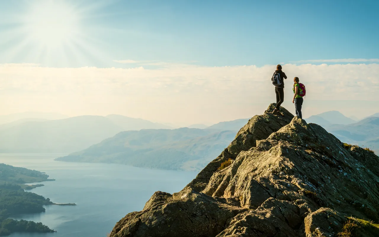 Atemberaubende schottische Highlands mit Blick auf Loch Katrine vom Ben A'an, ein perfektes Ziel für Wanderungen im mückenfreien Mai.
