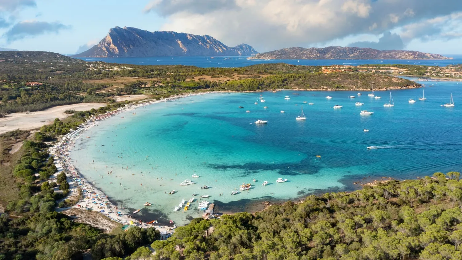 atemberaubender Blick aus der Luft auf den Strand von Cala Brandinchi auf Sizilien mit seinem wunderschönen weißen Sand und kristallklarem türkisfarbenem Wasser