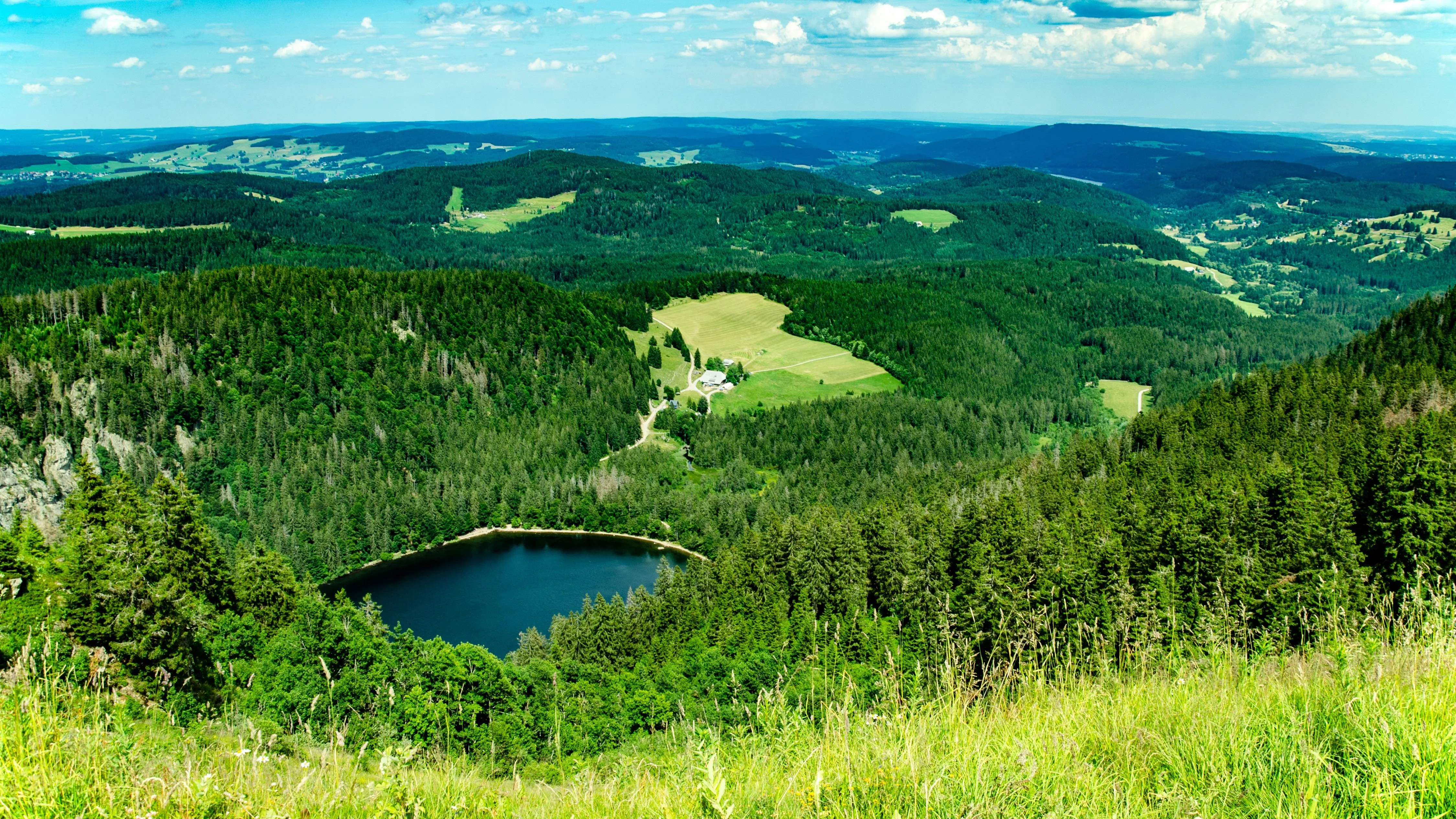 Atemberaubender Panoramablick vom Gipfel des Feldbergs, dem höchsten Berg im Schwarzwald, mit weitreichender Fernsicht
