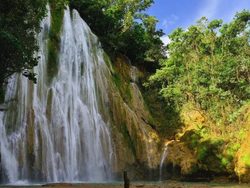 Atemberaubender Salto El Limón Wasserfall, umgeben von dichtem Regenwald auf der Halbinsel Samaná
