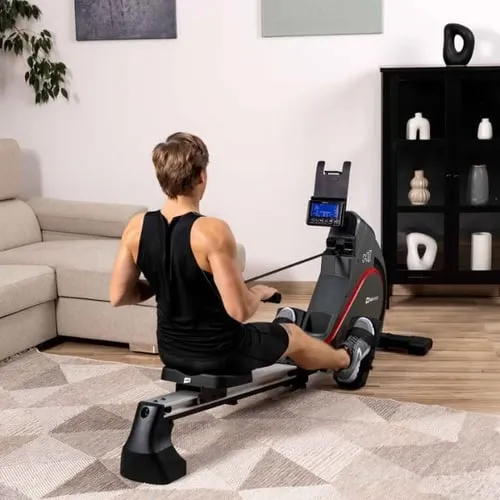 Athlet beim effizienten Ganzkörpertraining am Rudergerät zu Hause