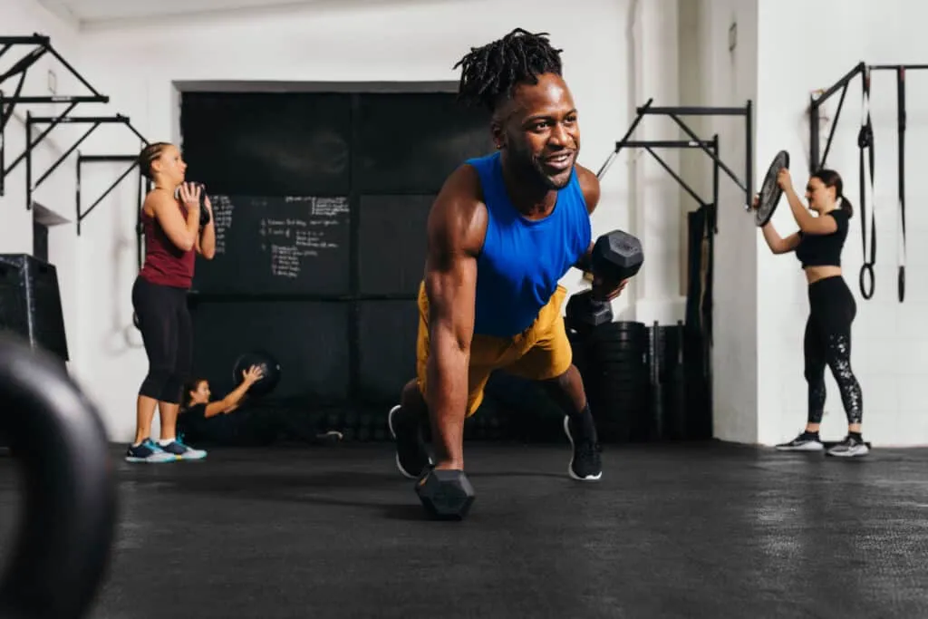 Athletin führt funktionelles Krafttraining für Schwimmer aus