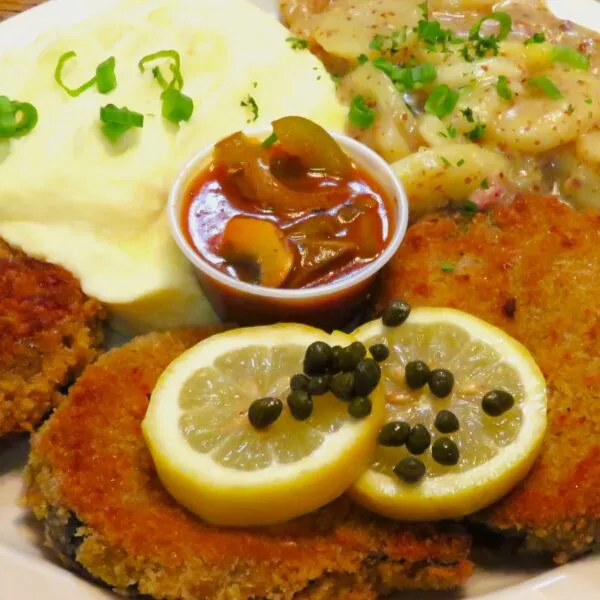 Auberginen Schnitzel auf Zigeunersoße mit Spätzle oder Pommes und gemischtem Salat