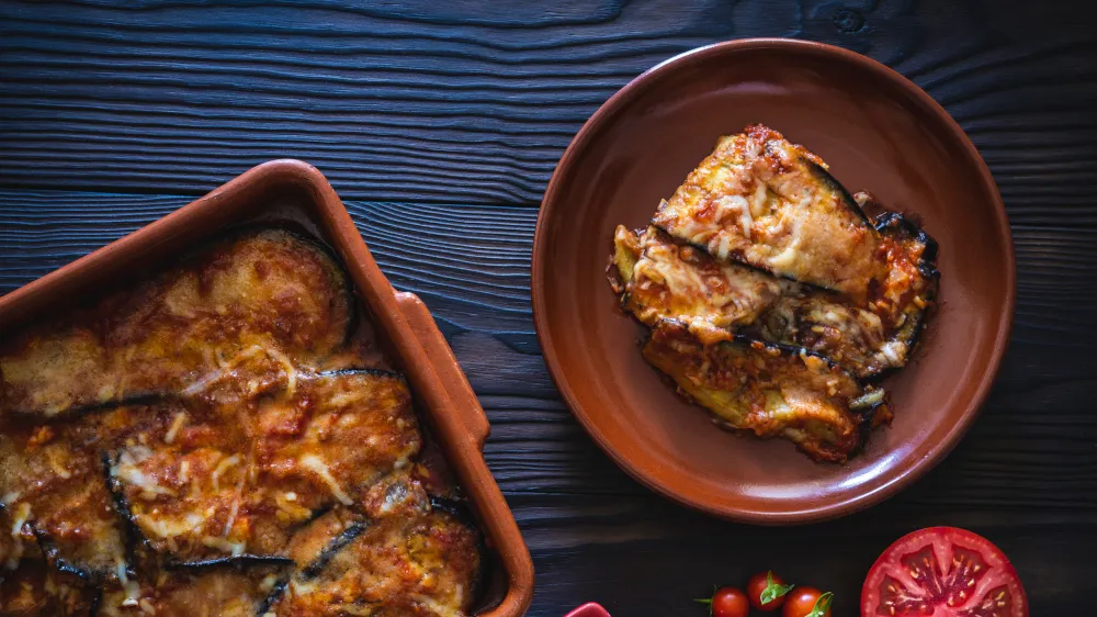 Auberginenauflauf &quot;Parmigiana di Melanzane&quot; mit geschmolzenem Käse und Ciabatta-Brot