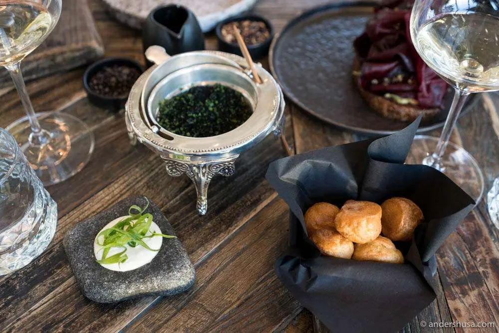 Auberginenkaviar mit Käse-Profiteroles und Ziegenkäse-Joghurt, eine ungewöhnliche Vorspeise im NOA