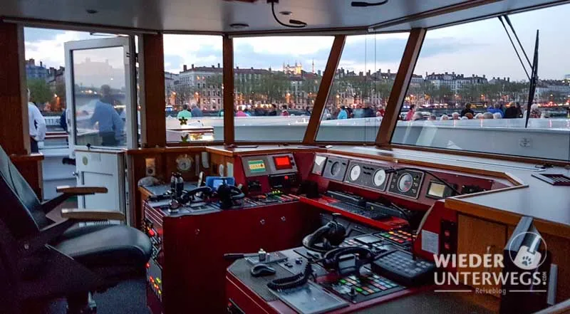 Auf der Brücke bei der Flusskreuzfahrt