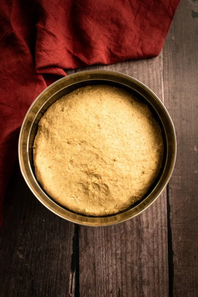 Aufgegangener deutscher Roggenteig, der sich in einer geölten Rührschüssel verdoppelt hat.