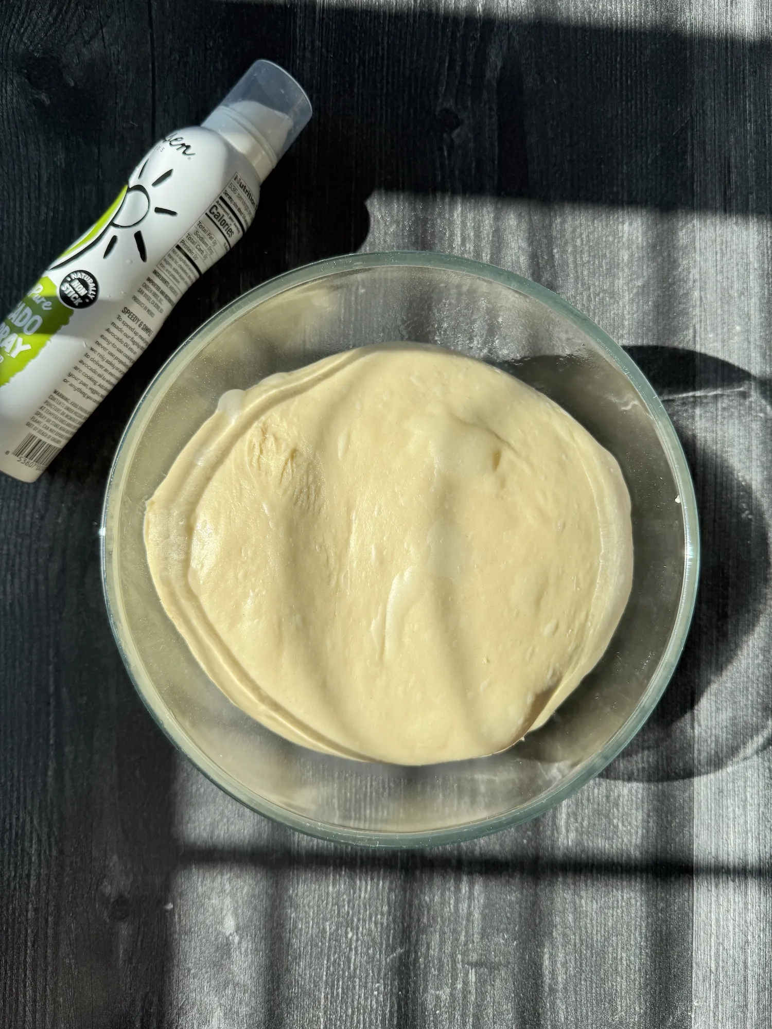 Aufgegangener Hefeteig in einer Schüssel nach der ersten Gehzeit