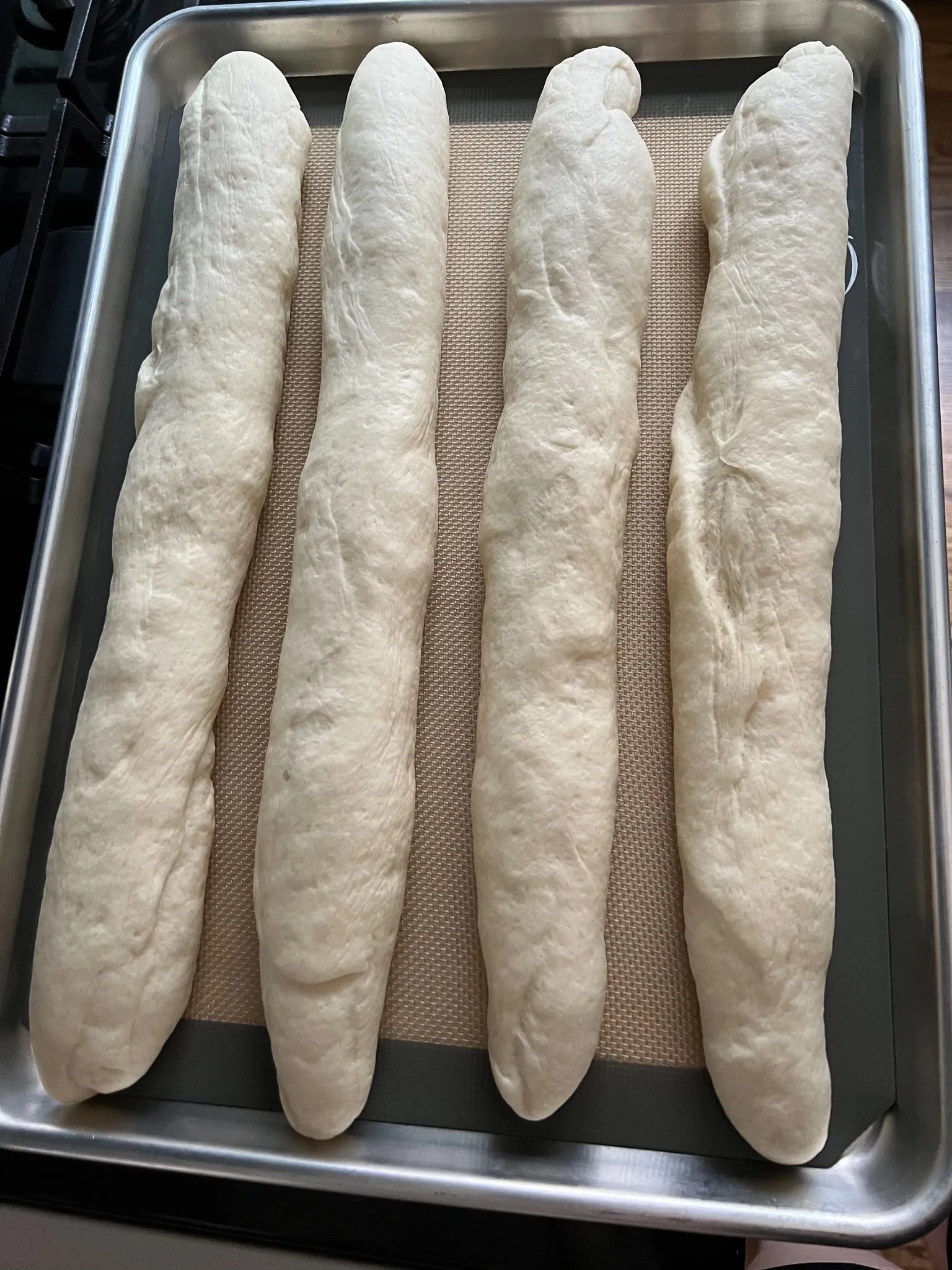 Aufgegangener Teig für dänische Hot Dog Brötchen vor dem Backen.