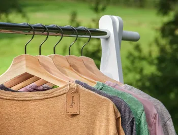 Aufgehängte Kleidungsstücke bei einem Kleidertausch-Event