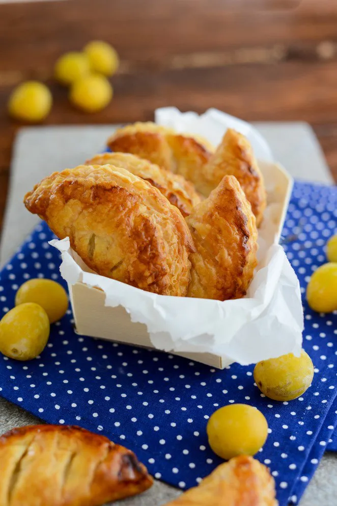 Aufgeschnittene Mirabellentasche zeigt die Fruchtfüllung