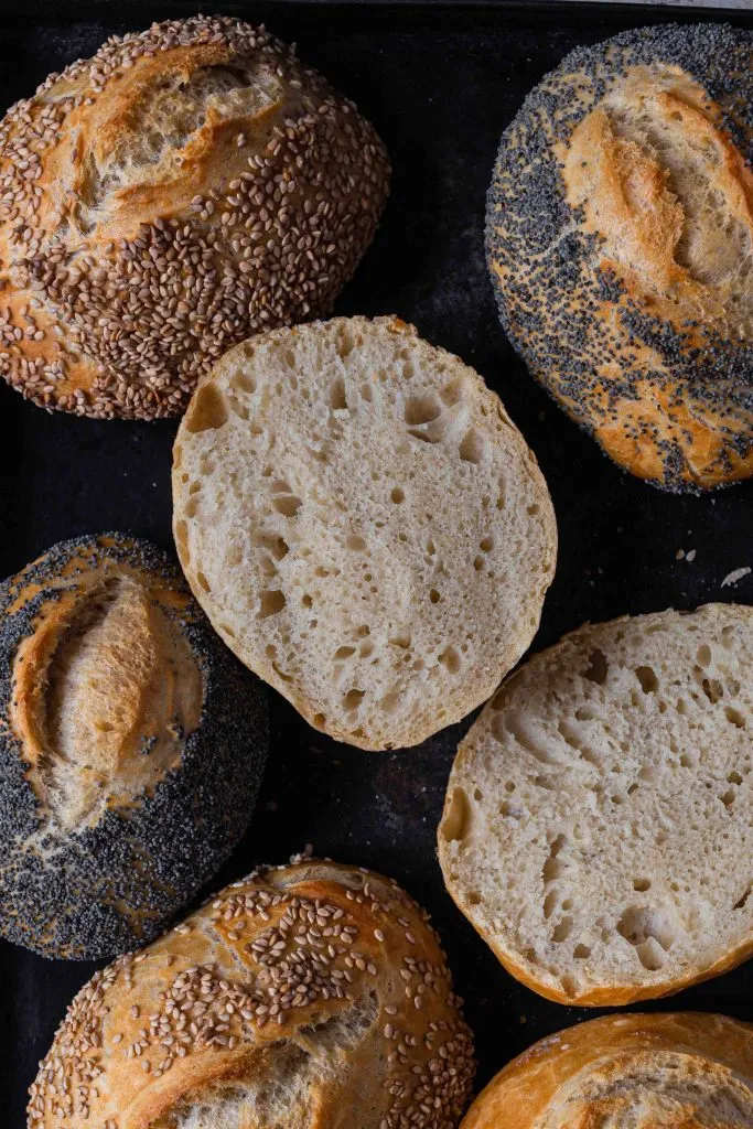 Aufgeschnittenes Brötchen mit weicher Krume und knuspriger Kruste