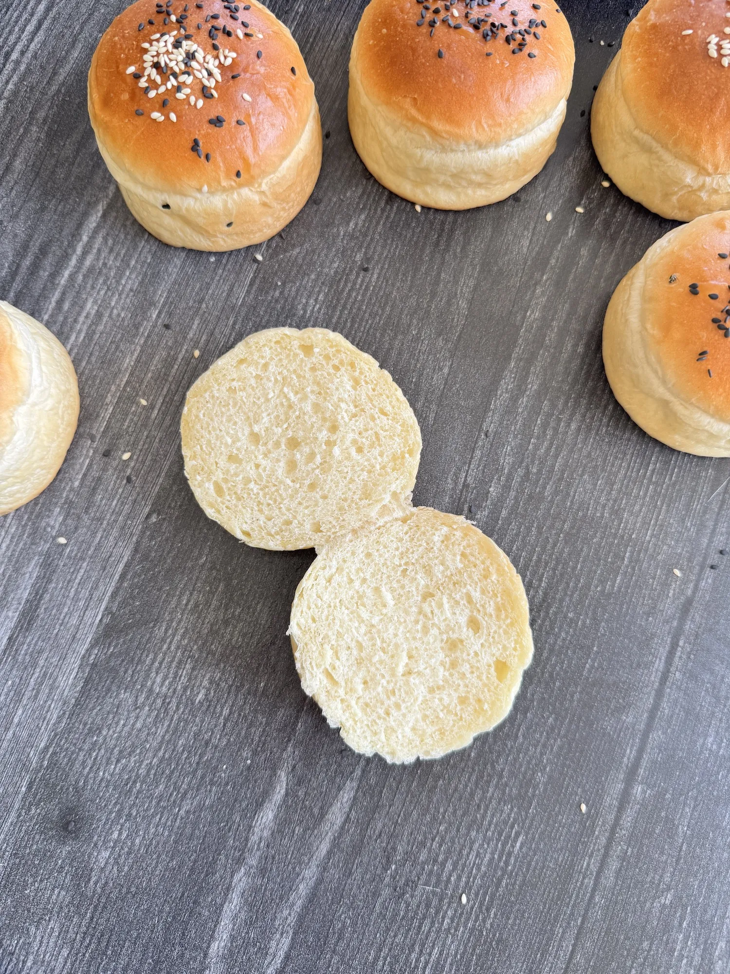 Aufgeschnittenes Burger Brötchen mit zarter, luftiger Krume
