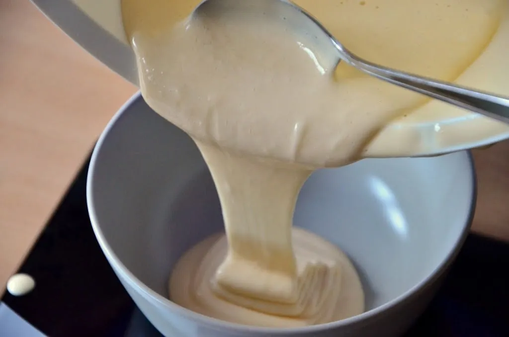 Aufgeteilter Teig für die Regenbogen-Torte