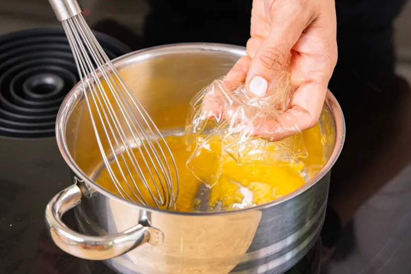 Aufgeweichte Gelatine zum Pfirsichpüree geben