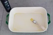 Auflaufform mit Olivenöl einfetten für Lachs im Ofen – Start für ein leckeres Lachs Rezept