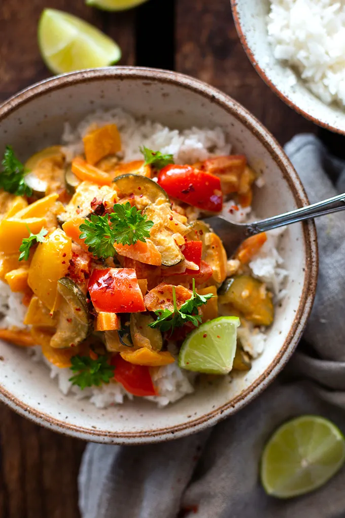 Aufsicht auf ein farbenfrohes vegetarisches Gemüse Curry.