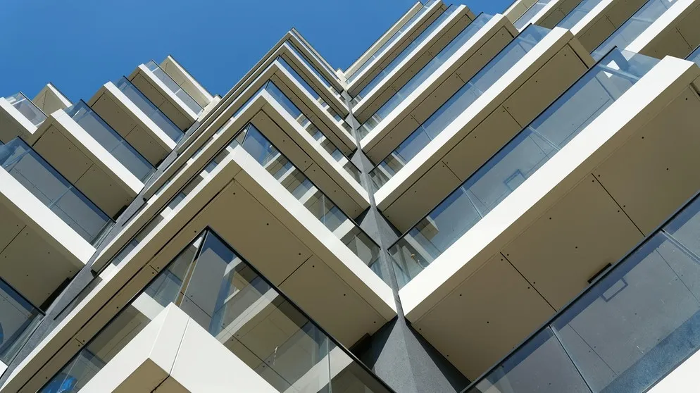 Aus Beton gebaut: Moderne Fassade eines neu gebauten Hotels an der Ostsee bei Kolberg in Polen. | Bild: picture-alliance/dpa/Zoonar |HEIKO KUEVERLING