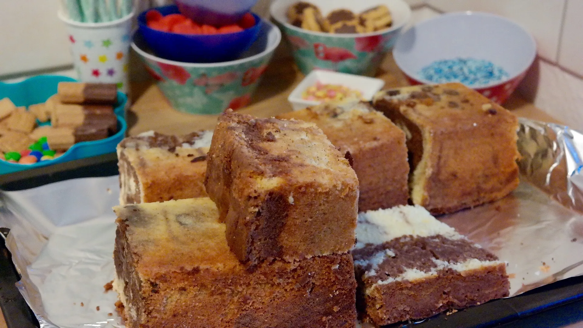 Aus einfachen Kastenkuchen entstehen mit wenigen Schnitten die Grundformen einer Eisenbahn