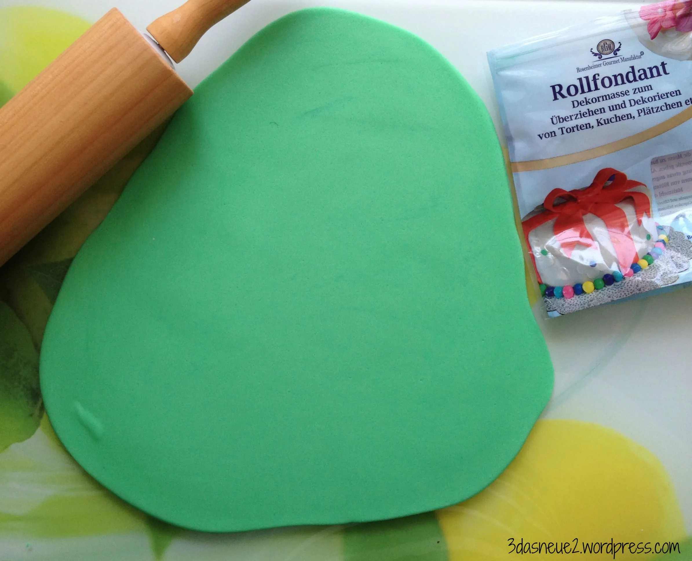 Ausgedruckte Vorlage für Dinosaurier- und Fußabdruck-Deko für den kindergeburtstagskuchen