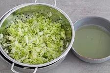 Ausgedrückter Weißkohl nach dem Salzen für zarten Coleslaw