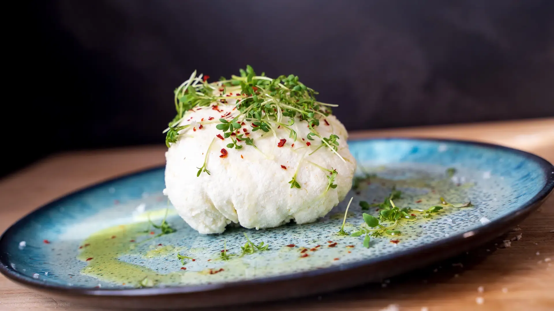 Ausgedrucktes Rezept für Frischkäse selber machen auf einem Küchentisch.