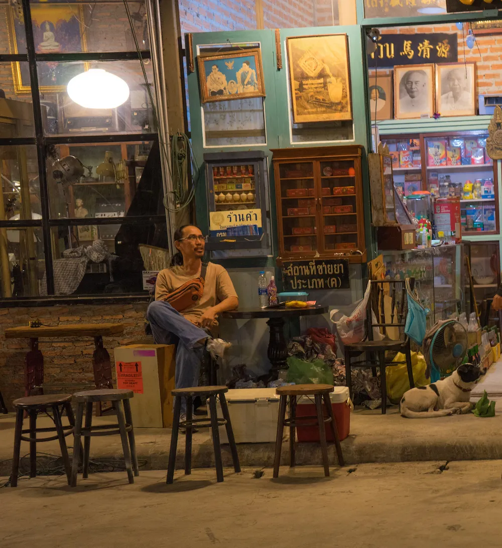 Ausgefallene Vintage-Kleidung auf Ständern – verweist auf individuelle Geschmäcker und die reiche Palette der deutschen Lebensart, die perfekt zu einer Fanta Rot passt.