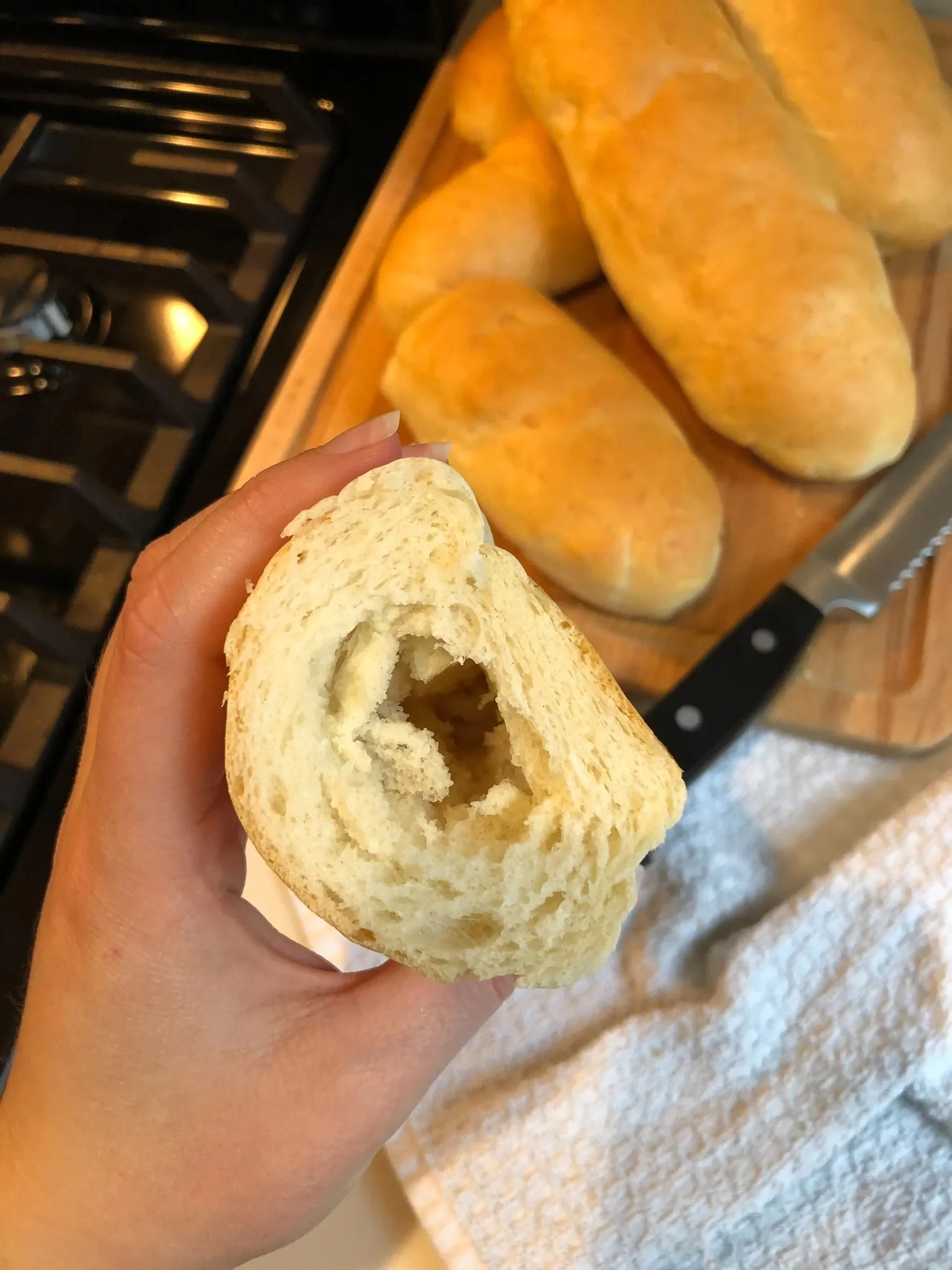 Ausgehöhltes Hot Dog Brötchen bereit zum Befüllen.