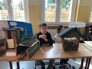 Ausgestellte Nistkästen und ein Bienenhotel, Ergebnisse der Projektgruppe zum Thema „Leben an Land“.