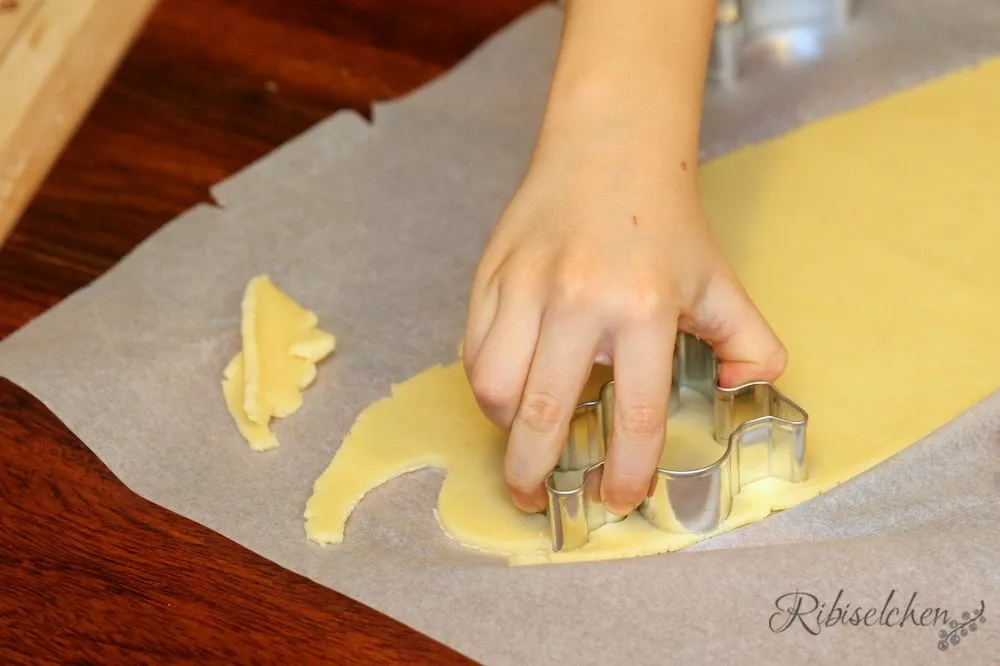 Ausgestochene Kekse auf einem Brett bereit zum Einfrieren