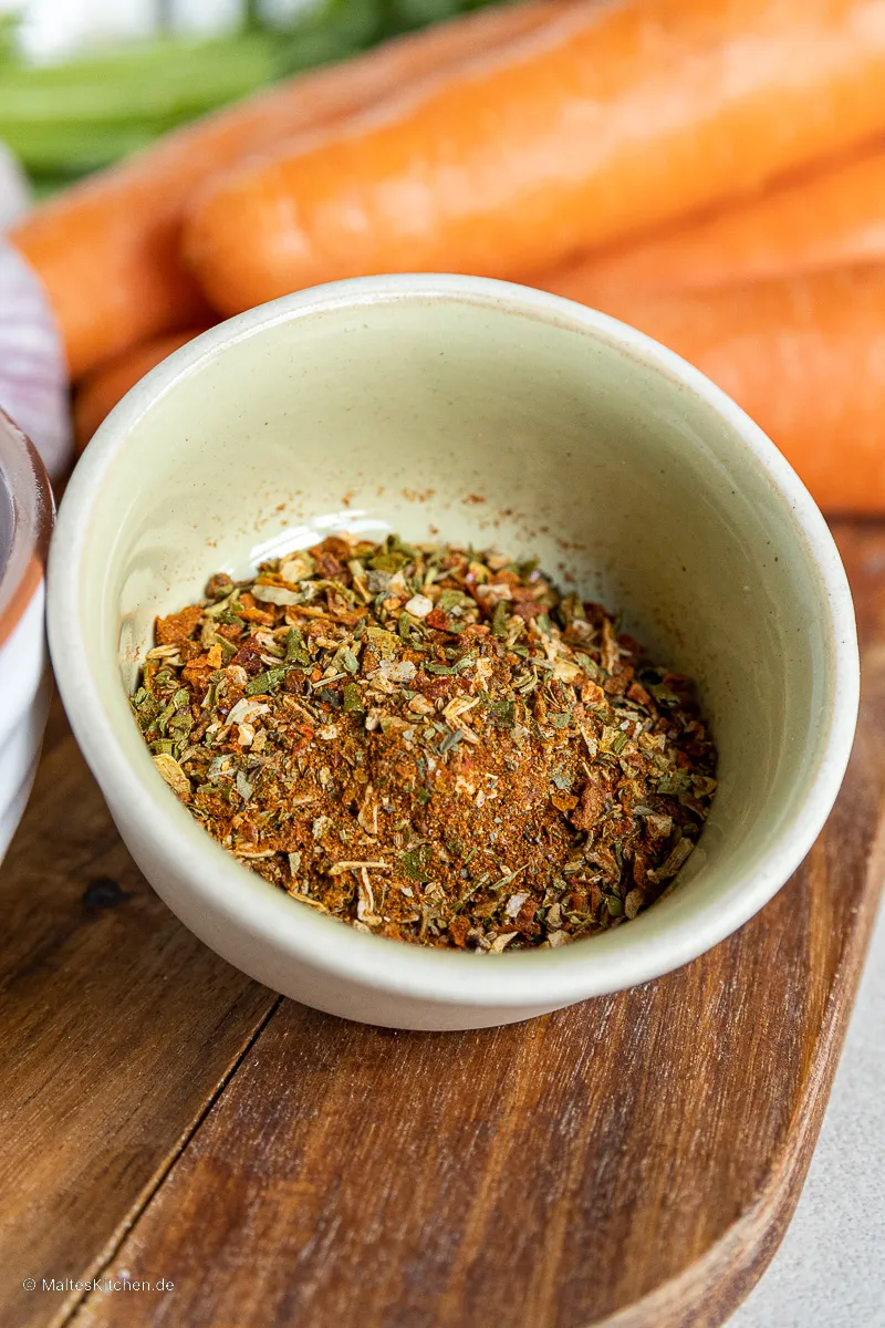 Ausgewählte Gewürze und italienische Kräuter für eine würzige Bolognese Soße